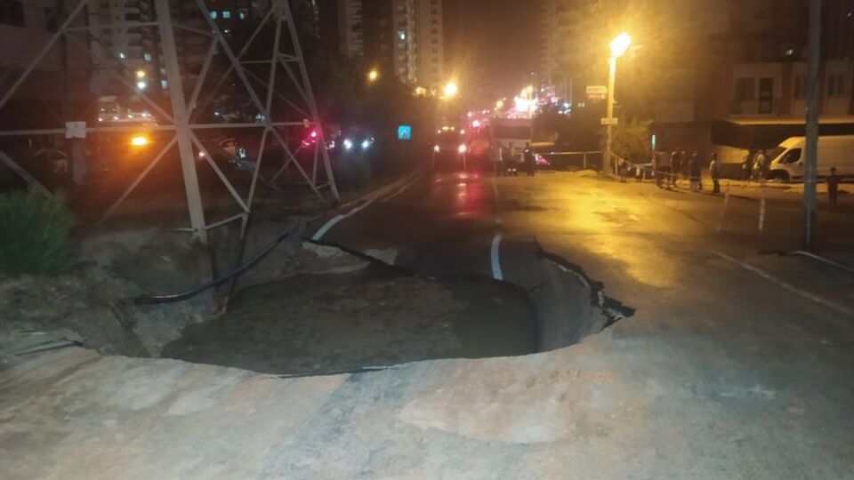 Adana'da su borusu patlayınca yol çöktü, binaları su bastı