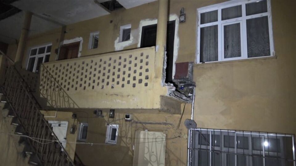 Karabük'te balkon duvarı yıkıldı: 2 yaralı