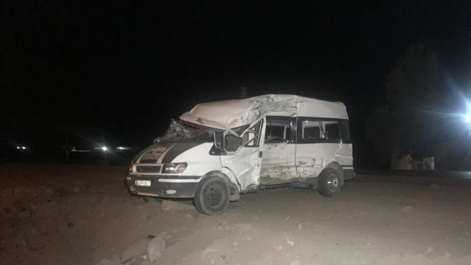 İşçileri taşıyan minibüs ile TIR çarpıştı: 19 yaralı