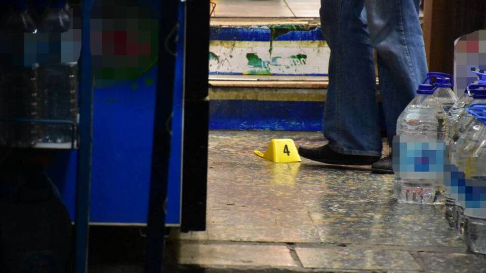 Polise bıçak çekti, vuruldu!