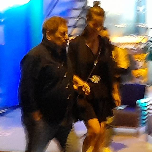 Erman Toroğlu'nun elini bıraktı