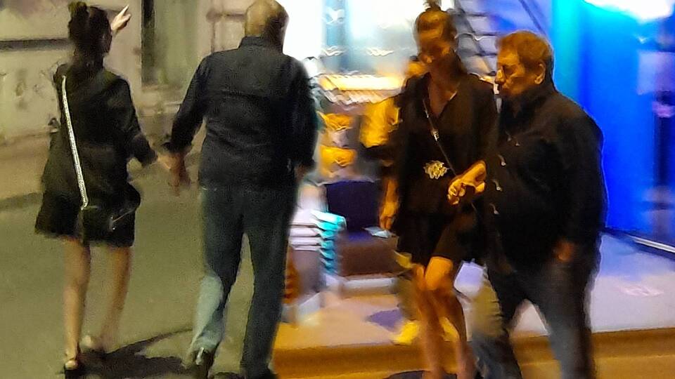Erman Toroğlu'nun elini bıraktı