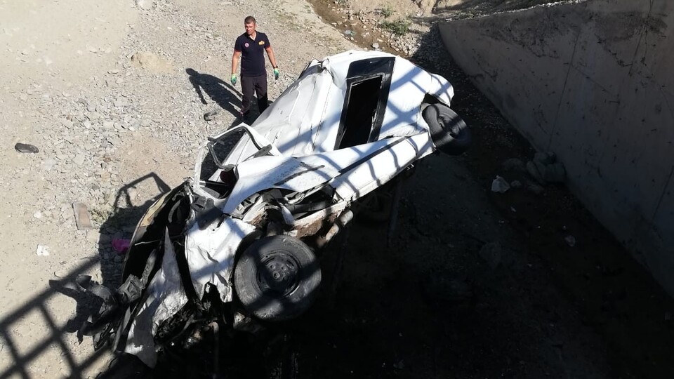 Köprüden düşen minibüsün sürücüsü öldü!