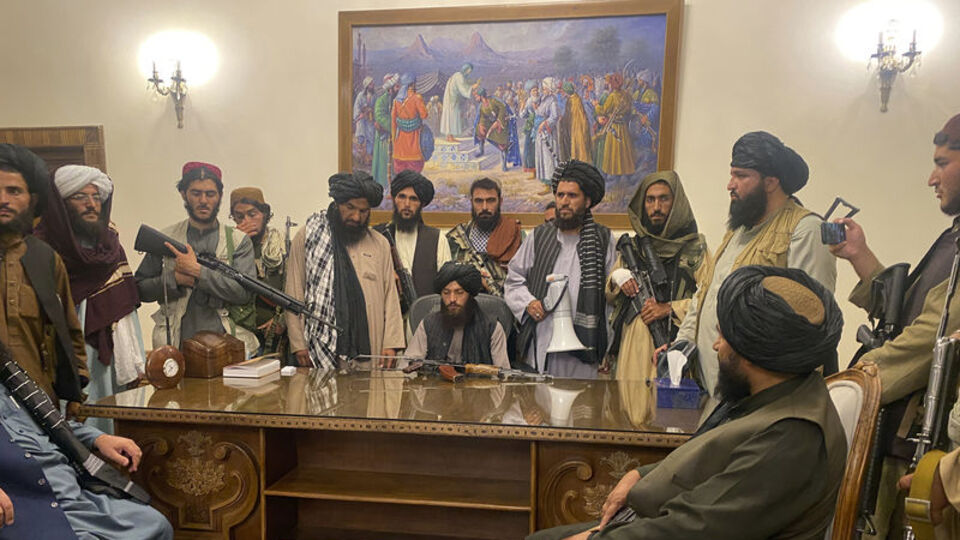 Taliban'ın Kabil'i ele geçirmesinden önceki saatlerde neler yaşandı?