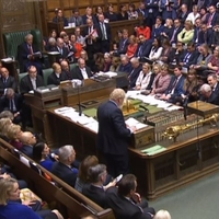 İngiliz parlamentosu tartışmalı vergi artışını kabul etti