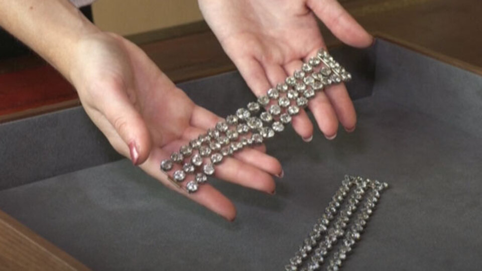 Giyotinle idam edilmişti! Bilezikleri açık artırmaya çıkıyor