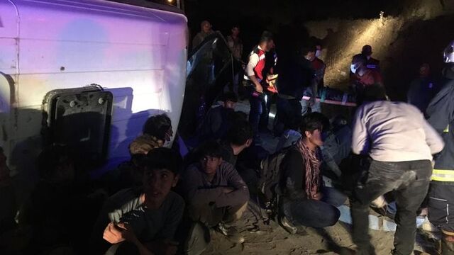 Mülteci taşıyan minibüs devrildi: Yaralılar var