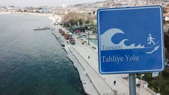 İstanbul'da merak uyandıran tabela!