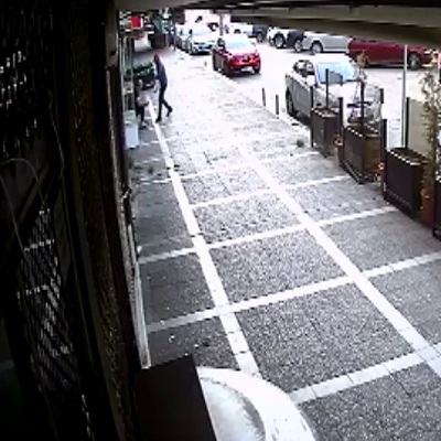 Kuyumcuya iş yerinin önünde kezzaplı saldırı!