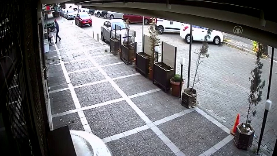 Kuyumcuya iş yerinin önünde kezzaplı saldırı!