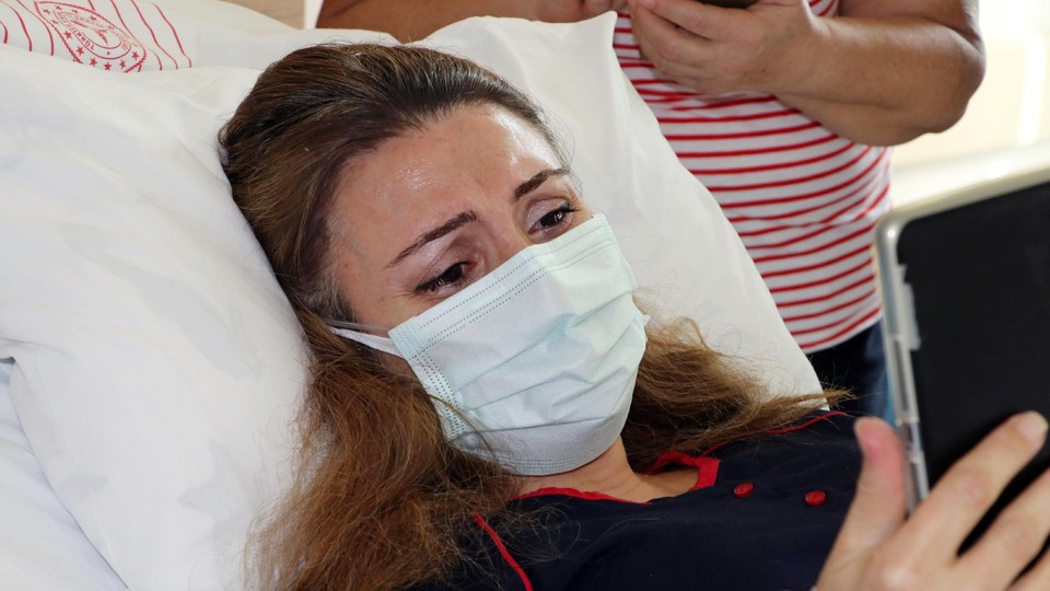 Duygu dolu anlar! Koronaya yakalandı, bebeğini ilk kez tabletten izledi