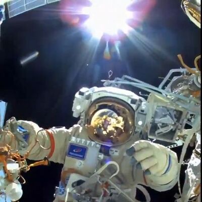 Rus kozmonotlar uzay yürüyüşünde