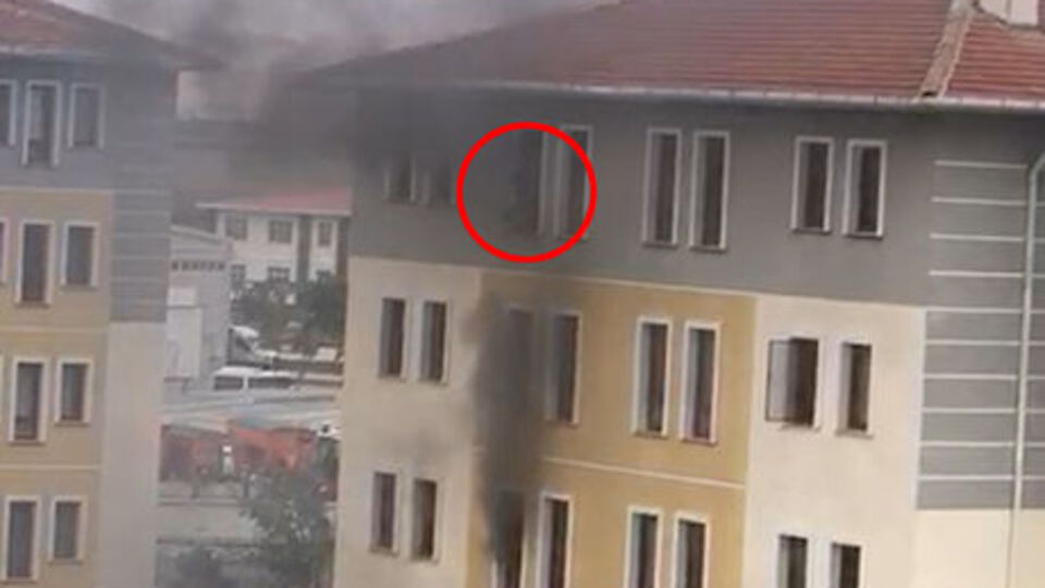 4. Katta yangın! Önce kızını attı! Sonra kendi atladı!