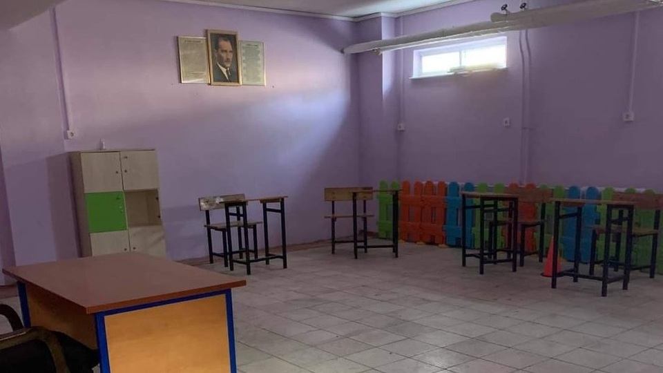 Otizmli çocuğa bodrum katta derslik!