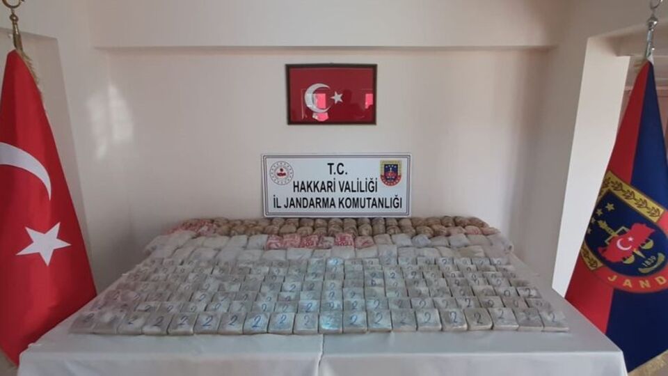 Toprak altına gömülü eroin ele geçirildi