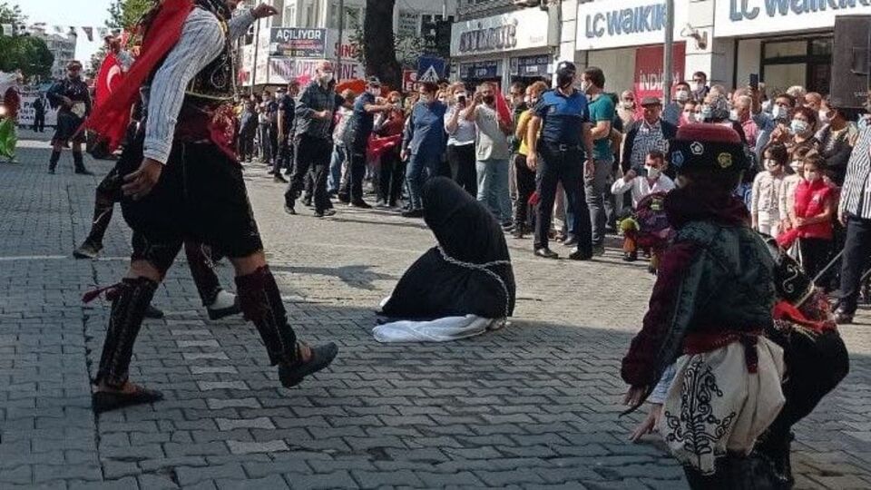 Zincire bağlanan kadın açıklaması