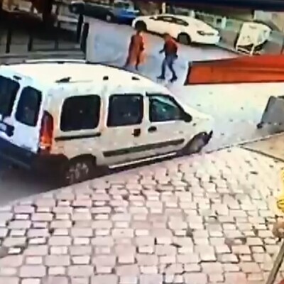 Sakinleştirmeye çalıştı, bacaklarından vuruldu