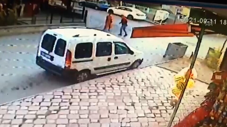 Sakinleştirmeye çalıştı, bacaklarından vuruldu