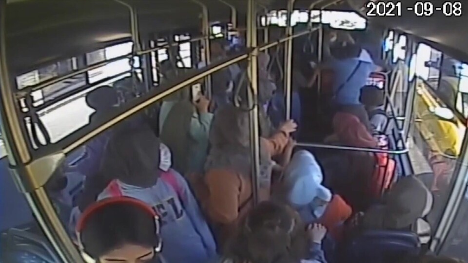 Genç kız otobüste baygınlık geçirdi, şoför hastaneye yetiştirdi