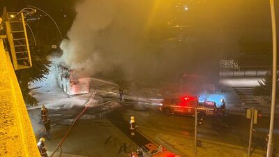Direğe çarpan yolcu otobüsü alev aldı: 1 ölü, 20 yaralı
