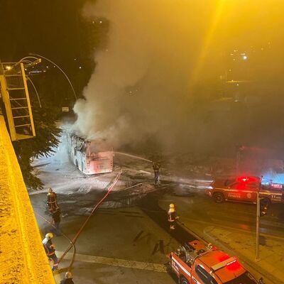 Direğe çarpan yolcu otobüsü alev aldı: 1 ölü, 20 yaralı