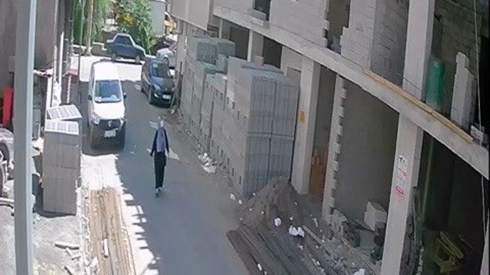 Yolda yürürken kafasına demir düştü