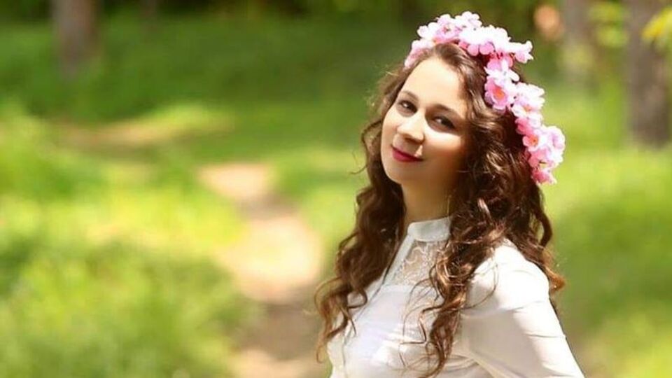 Karnındaki bebeği alınan ebe, koronaya yenildi