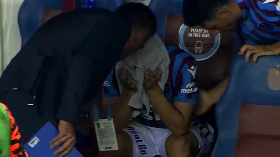 Abdülkadir Ömür gözyaşlarını tutamadı