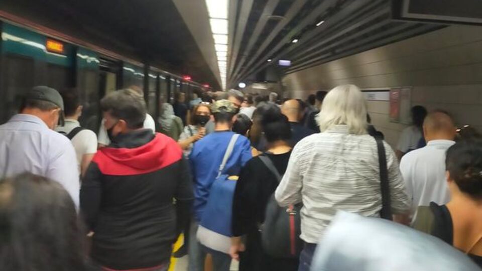 Elektrikler kesildi, yolcular raylara indi