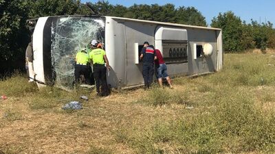 Turist otobüsü öğrenci servisiyle çarpıştı!