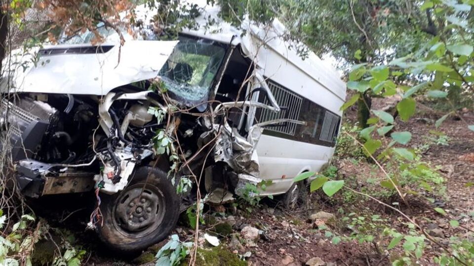 Kamyonete çarpan öğrenci servisi dereye uçtu