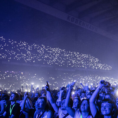 Danimarka'da tüm yasaklar kalktı: 50 bin kişilik konser!