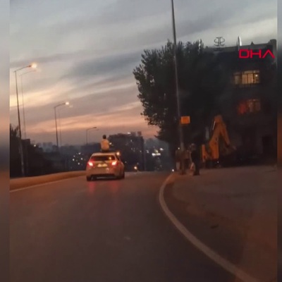 Otomobil tavanında şoke eden görüntü!