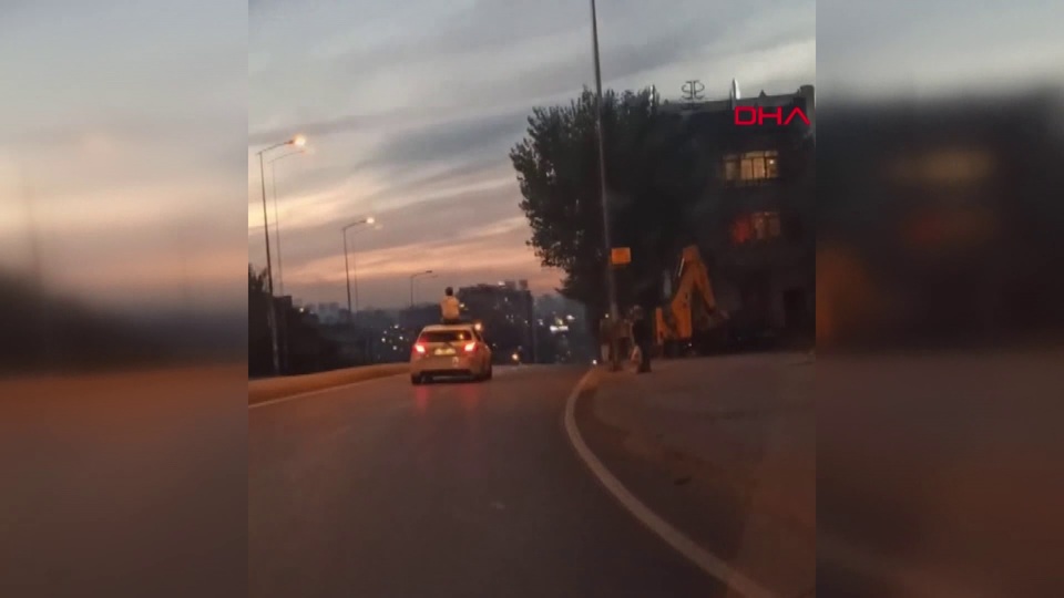 Otomobil tavanında şoke eden görüntü!