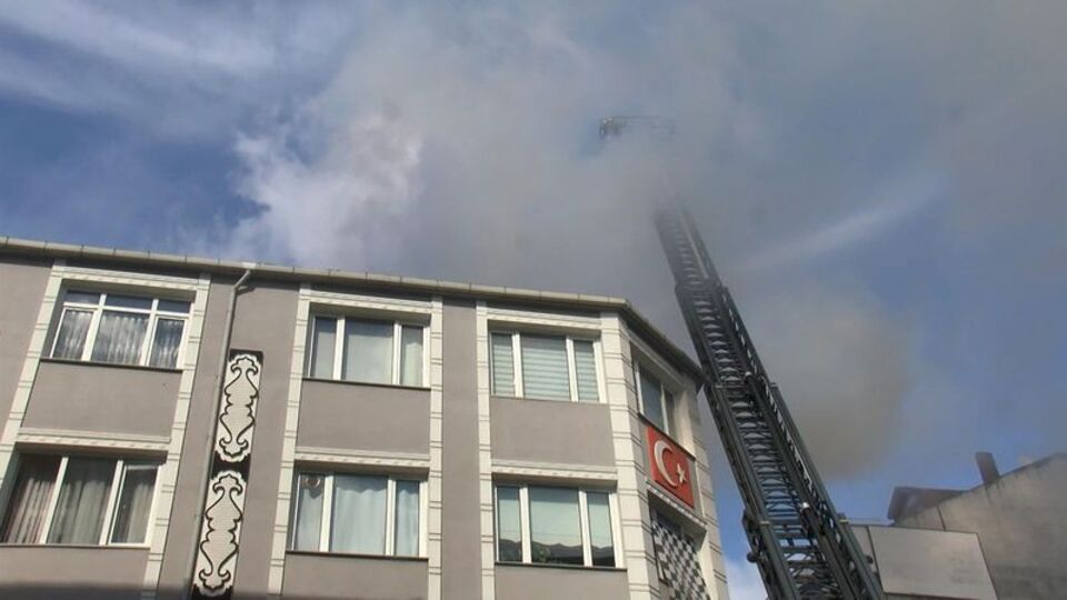 Bayrampaşa'da çatı yangını