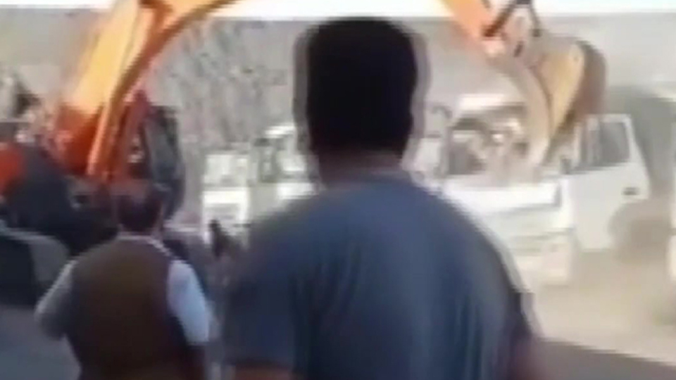 Parasını alamadı amcasının kamyonlarını ezdi!