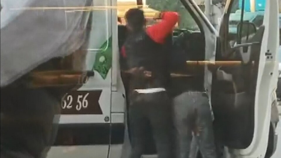 Eve gelmeyen kardeşini döverek götürdü!