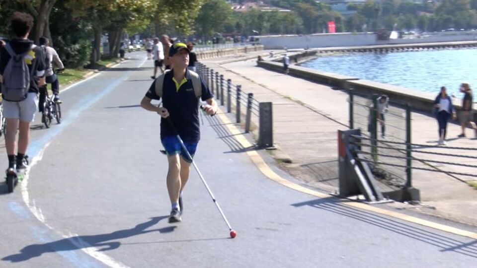 Görme engeline rağmen sınır tanımıyor! Bastonu ve ziliyle günde 14 kilometre koşuyor