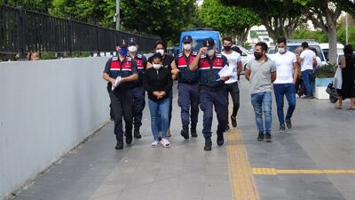 Teslim edeceği silahlarla parkta yakalandı