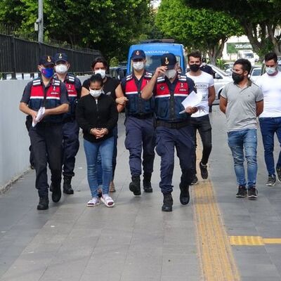 Teslim edeceği silahlarla parkta yakalandı