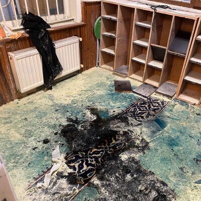 Camiyi ateşe verdi, cemaatin dikkatinden kaçmadı