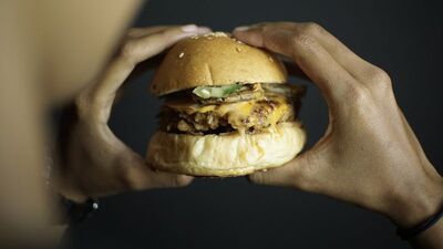 Hamburgerden insan parmağı çıktı!