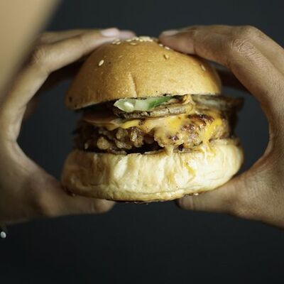 Hamburgerden insan parmağı çıktı!