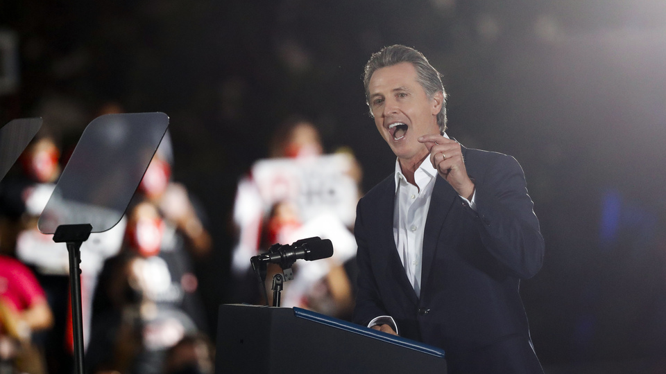 California Valisi Gavin Newsom görevde kalacak