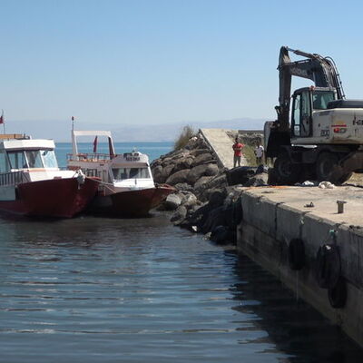 Van Gölü'nde su çekildi, balıkçı tekneleri karaya oturdu