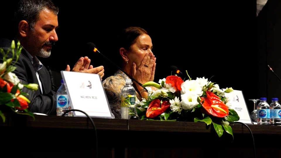 Gözyaşlarını tutamadı