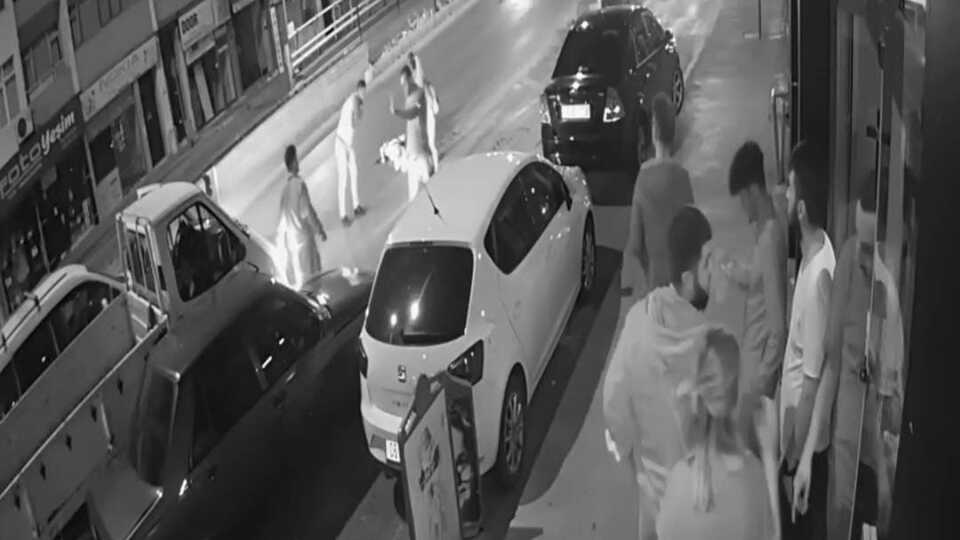 Kız arkadaşının eski sevgilisini bıçakladı!