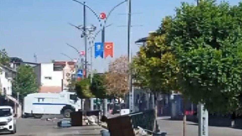 Elektrik ekibinin çalışmasını engelleyen gruba müdahale