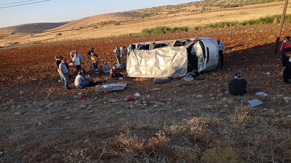 Mardin'de minibüs devrildi: 10 yaralı!