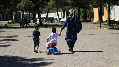 Yürüme engelli Akın'ın okuma azmi!